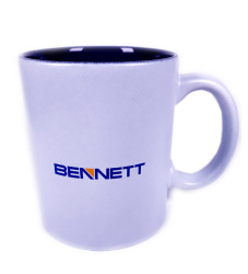 Firmengeschenk: Keramiktasse mit Bennett-Logo