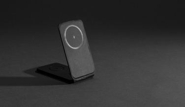 Logotrade Werbegeschenke das Foto: Swiss Peak 15W 3-in-1 magnetischer Wireles Charger aus rPU