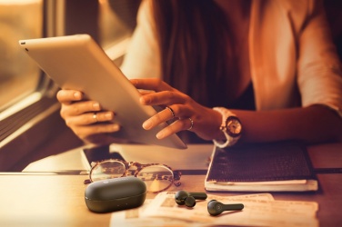 Logotrade Logogeschenke das Foto: Motorola IPX5 TWS MOTO Buds 85