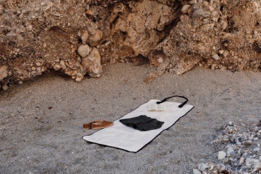 VINGA Volonne AWARE™ Strandmatte aus recyceltem Canvas, Anwendungsbild, cremefarben (4)