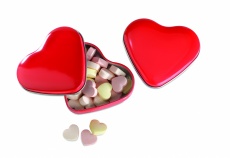 Herzdose mit Bonbons