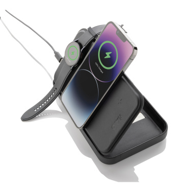 Logotrade Werbeartikel das Foto: Swiss Peak Travel-Case aus RCS rec. PU mit 3-in-1-Charger