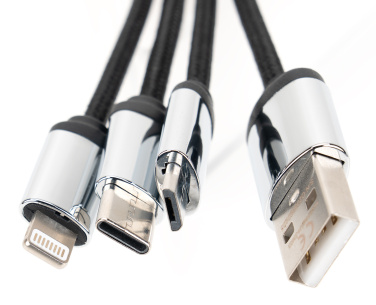 Logotrade werbemittel das Foto: 4-in-1-Kabel mit elighted-Logo im Holzgehäuse