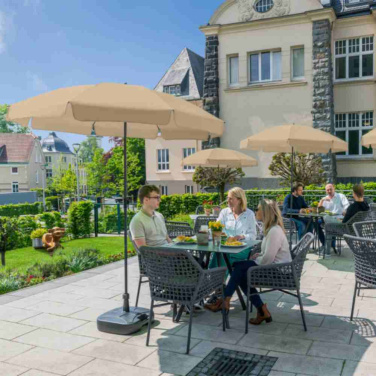 Logotrade Firmengeschenke das Foto: FARE® Sonnenschirm Parasol M mit Volant, Ø 180 cm mit Logo