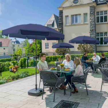 Logotrade Geschäftsgeschenke das Foto: FARE® Sonnenschirm Parasol M mit Volant, Ø 180 cm mit Logo
