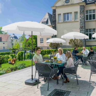 Logotrade Werbegeschenke das Foto: FARE® Sonnenschirm Parasol M mit Volant, Ø 180 cm mit Logo