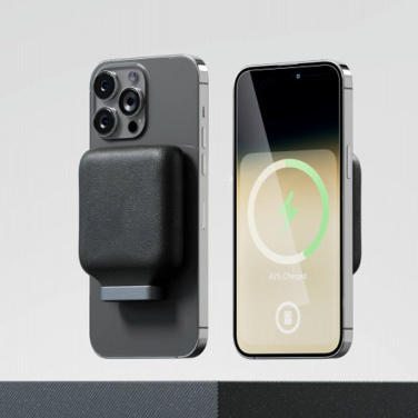 INÉ Oda an einem grauen Smartphone, Display zeigt kabelloses Laden