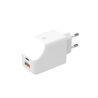 Weißes ICE-G 65-W-Ladegerät mit USB-C- und USB-A-Anschluss auf weißem Hintergrund