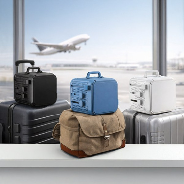 Carry On Adapter in Schwarz, Blau und Weiß auf Koffern am Flughafenfenster