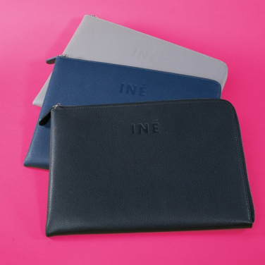 Graue, blaue und schwarze INÉ Tablet-Hülle übereinander auf pinkem Hintergrund