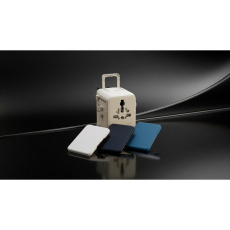 Xoopar Luggie Reiseadapter-Abdeckung mit Logo