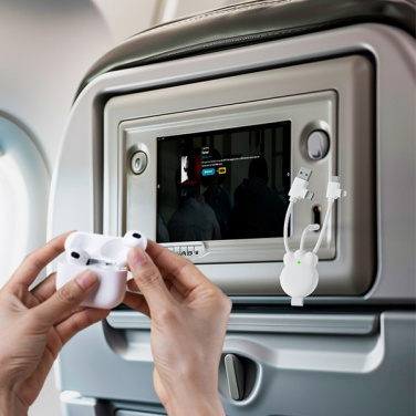 Weißes Octopus BT am Sitzbildschirm im Flugzeug, davor Hände mit Etui für kabellose Ohrhörer