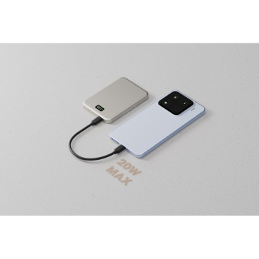 Solid Smile Powerbank lädt Smartphone per Kabel, daneben Schriftzug 20W MAX