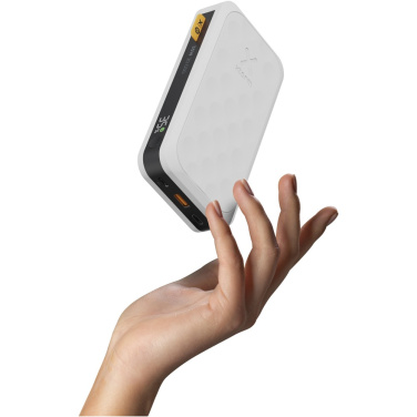 Xtorm FS520 20.000 mAh Powerbank – in der Hand, Größenvergleich