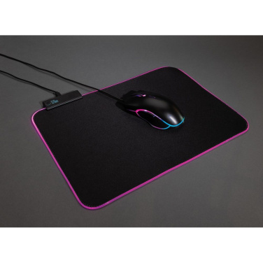 RGB-Gaming-Mauspad – mit Maus vor dunklem Hintergrund