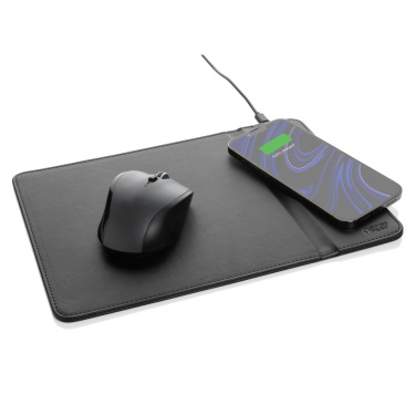Swiss Peak Mauspad mit Wireless Charging – lädt ein Smartphone