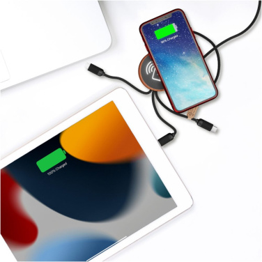 SCX.design C40 5-in-1-Ladekabel aus rPET mit Leuchtlogo und 10 W Ladepad – im Einsatz