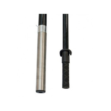 Untere Enden des Glasfasermasts mit Metallhülse und Gummispitze