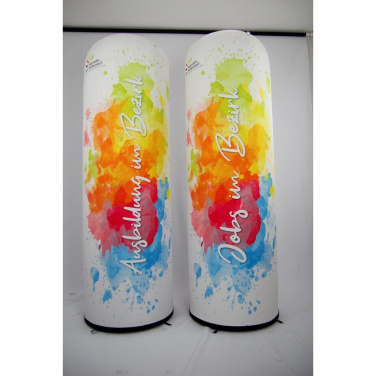 Zwei weiße aufblasbare Werbesäulen mit bunten Aquarellflecken und Schriftzügen