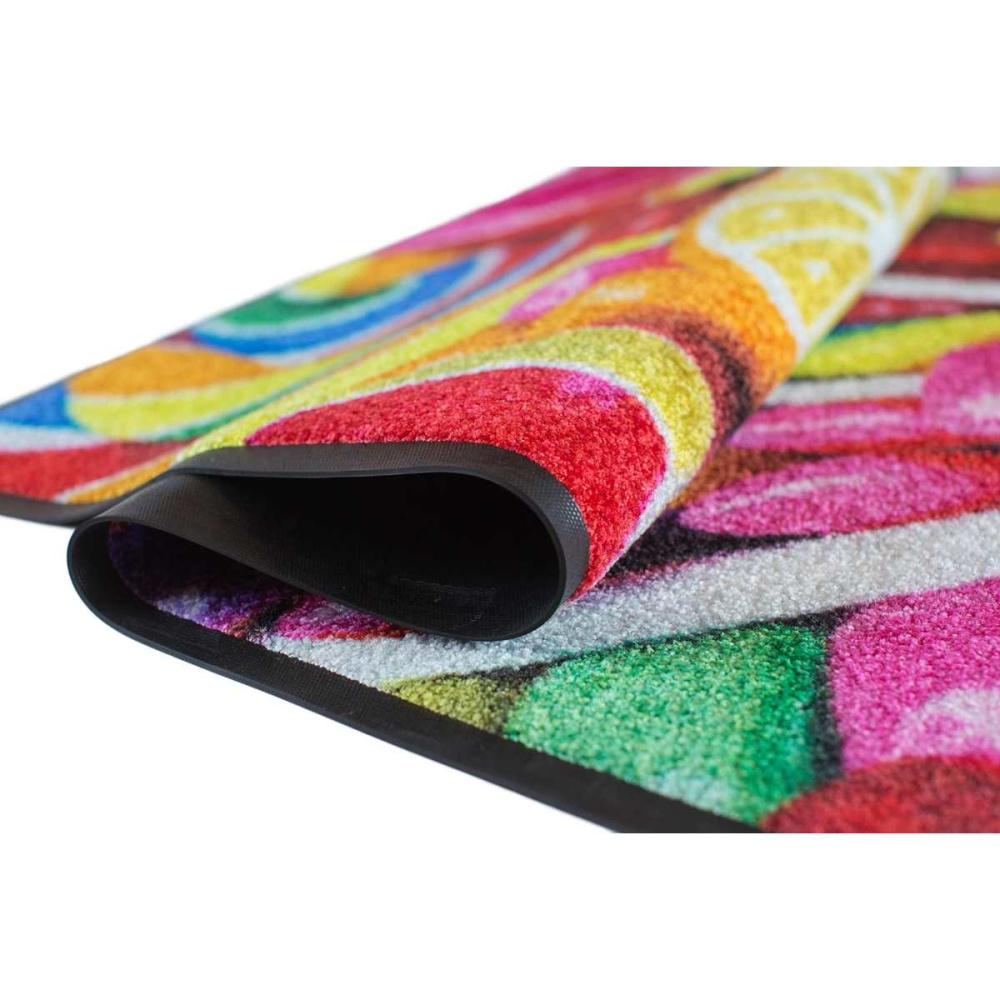 Gefaltete bunte bedruckte Matte mit sichtbarem schwarzem rutschfestem Gummirücken