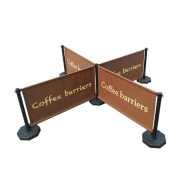 Vier Banner der Café-Absperrung an Pfosten kreuzförmig aufgestellt