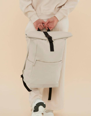 Premium-Rucksack aus recyceltem Material mit Rollverschluss, Naturstein – Bagbase (4)