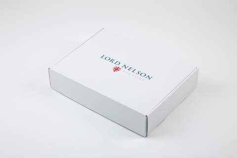 KARTONG MED SILVERROSETT – Lord Nelson Victory