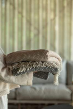 Wool Alba – Decke, Sand – Kosta Linnewäfveri (4)