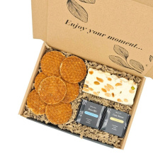 Geschenkbox mit Waffeln aus dem holländischen Sirup, inklusive Nougat und Zen-Tees.