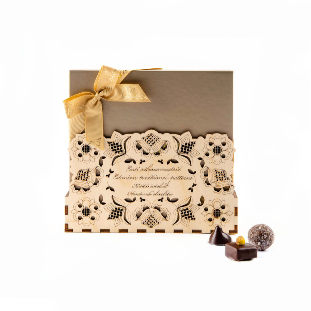 Goldene Bonboniere aus estnischem Nationalmuster-Sperrholz – 16 Bonbons, Produktbild (1)