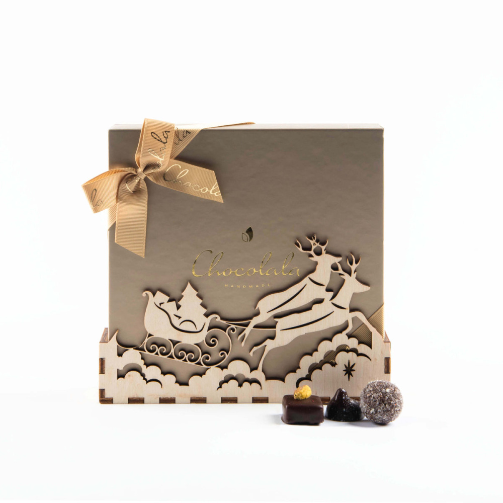 Goldene Pralinenschachtel aus weihnachtlich gemustertem Sperrholz – 16 Schokoladenpralinen, Produktbild (1)