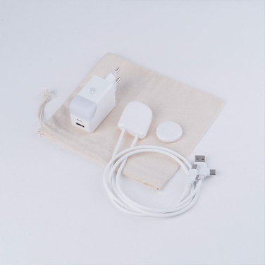 PACK ICE-TAG charger, cable and tracker disc on a light drawstring bag