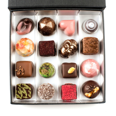 Black chocolate gift box with Christmas decoration – 16 chocolates, product image (2)