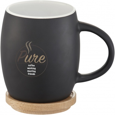 Hearth 400 ml keraamiline kruus puidust alusega logoga, Must/valge – detailvaade 5