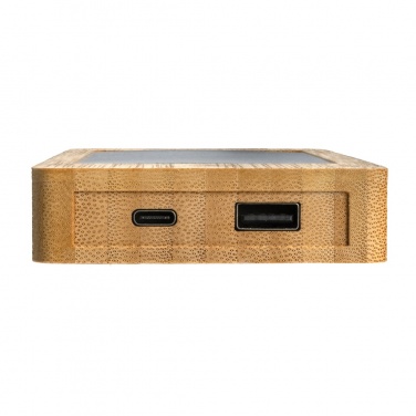 Pruun Sunwick 10 000 mAh bambusest päikeseakupank — USB-A ja USB-C portide lähivaade, logoga personaliseeritav, Logo.ee