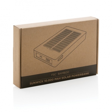 Pruun Sunwick 10 000 mAh bambusest päikeseakupank — kinkepakendi eestvaade, logoga personaliseeritav, Logo.ee