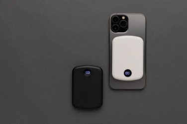 Must MagBoost RCS 5 000 mAh magnetiline akupank — logoga personaliseeritav, kasutuses, Logo.ee