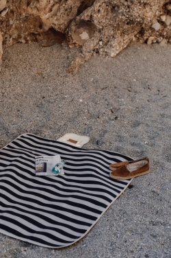 Logo trade firmakingituse pilt: VINGA Alba GRS RPET piknikutekk väike