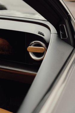 VINGA Nordic essence autoparfüüm, kasutuspilt