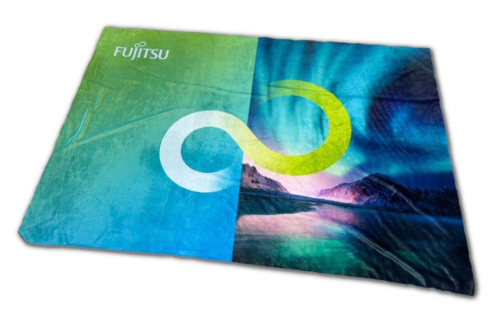 Plüüsist mikrofiiberpleed logoga, suurus 145 × 200 cm