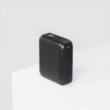 Xoopar DEKA akupank püsti valgel alusel, näha USB-C-pesa ja laetuse näidik
