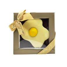 Soolakaramelli sisuga tume šokolaaditahvel valgest šokolaadist munaga