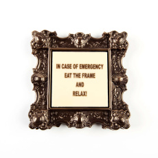 Šokolaadist pildiraam – In case of emergency eat the frame and relax