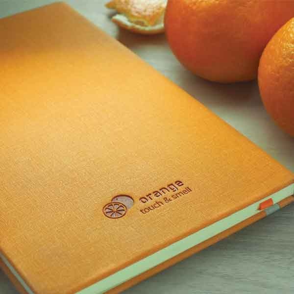 Logo trade mainostuotet tuotekuva: Appelsiinin tuoksuinen A5 muistikirja, oranssi