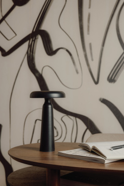 Logotrade mainostuote tuotekuva: VINGA Avery RCS pöytävalaisin