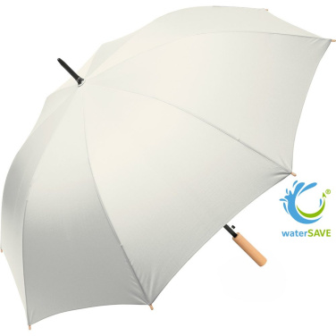 FARE ÖkoBrella automaattinen golfsateenvarjo kierrätetyllä PET-kankaalla ja puukahvalla logolla, luonnonvalkoinen (waterSAVE®) – tuotekuva