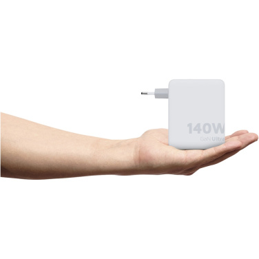 Xtorm XVC2140 140 W -matkalaturi – kädessä, kokovertailu