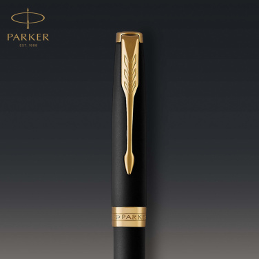 Parker SONNET -kuulakärkikynä, mattamusta, palladium-yksit, käyttökuva