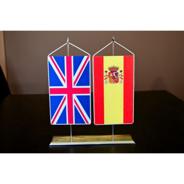 Ison-Britannian ja Espanjan pöytäviirit kaksivartisessa metallijalustassa
