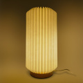 Coollux kokoontaitettava paperinen LED-valaisin Aurora Tall puisella jalustalla, 32 cm, luonto